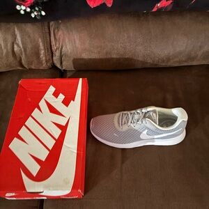 Nike Women’s Light Gray Sneakers